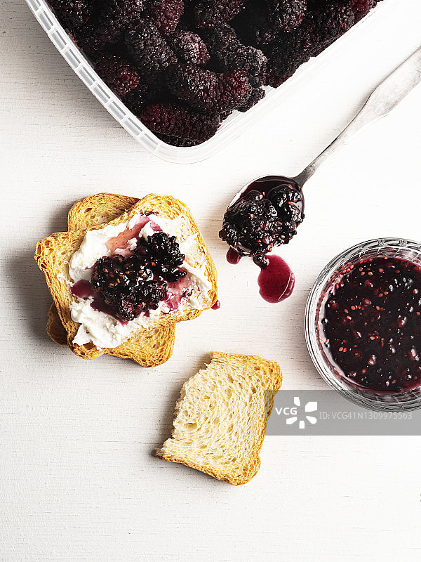 黑桑葚蜜饯、桑葚果酱、面包和桑葚果酱图片素材