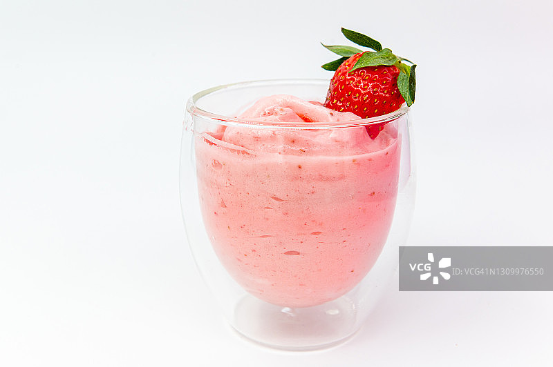 草莓冰沙杯（白色背景，特写，微距）图片素材