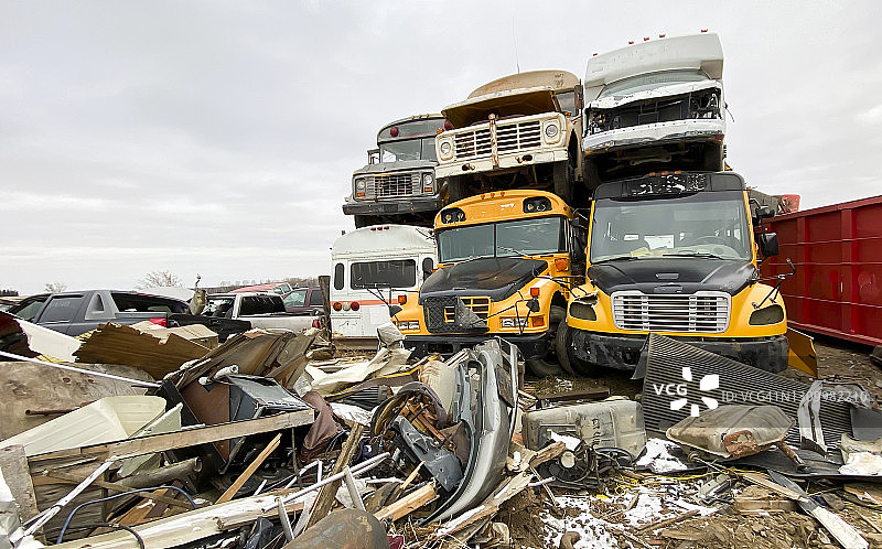 废品场中的校车残骸图片素材