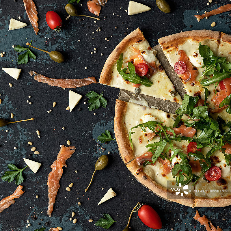 黑背景红鱼芝麻菜美味披萨图片素材