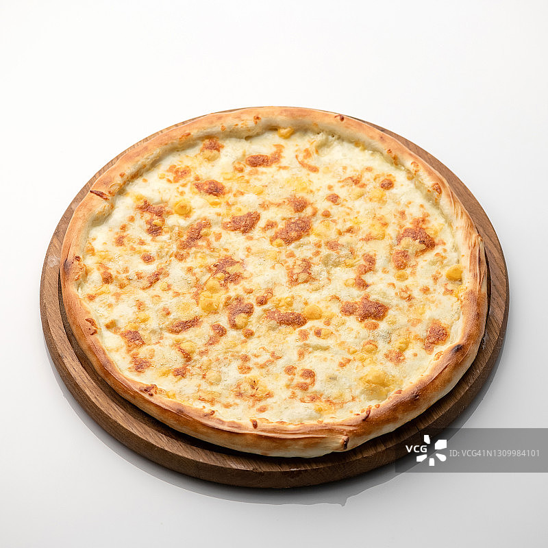 白色背景木制砧板上的完整奶酪披萨，经典意大利美食，营养晚餐或午餐，用于在线食品配送的正方形图片图片素材