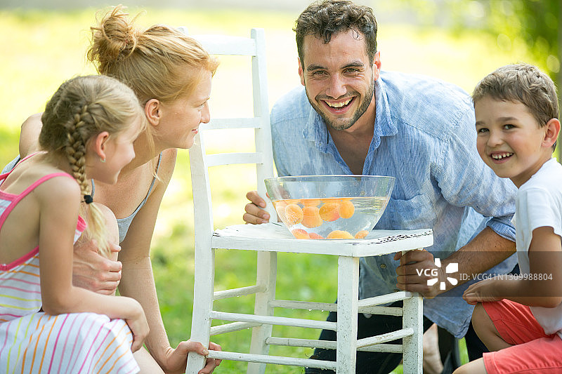 快乐家庭与漂浮的杏子游戏图片素材