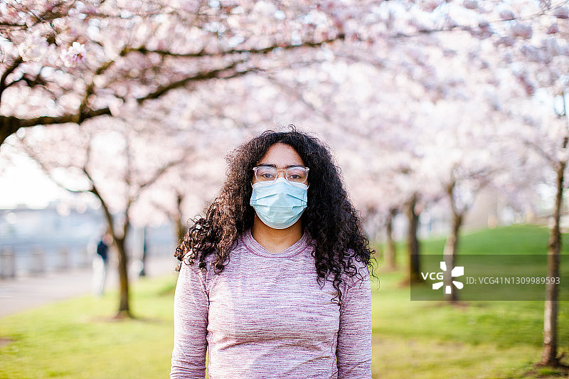 疫情期间戴防护口罩的女人肖像图片素材