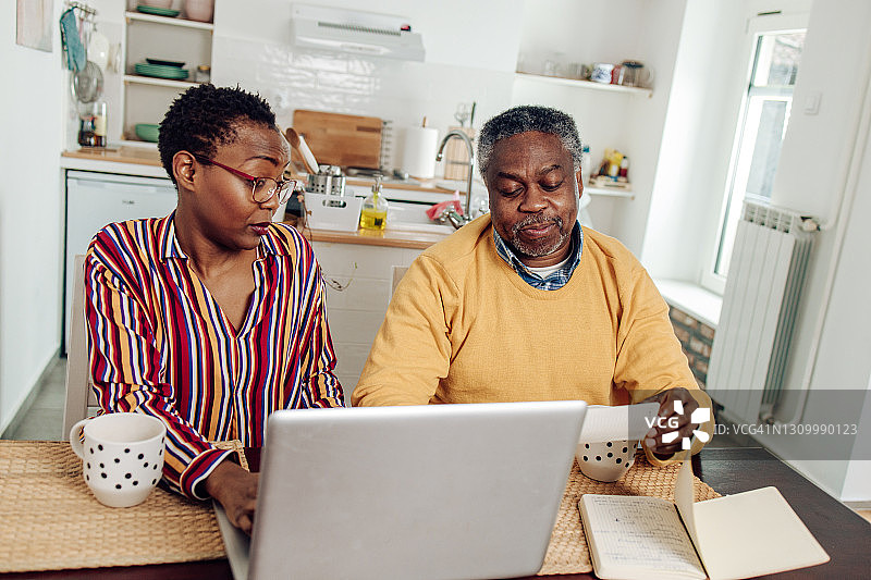 非裔美国老年夫妇在家网上银行图片素材
