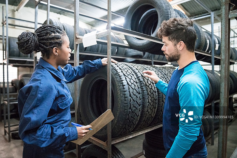 顾客在汽车商店选择轮胎图片素材