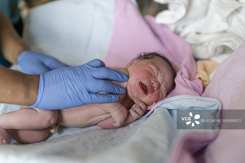 护士检查新生婴儿图片素材