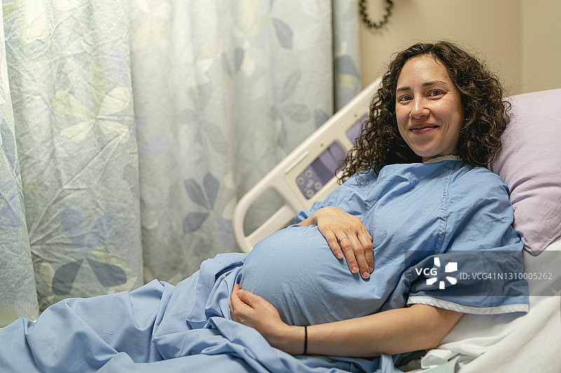 待产的少数民族妇女图片素材