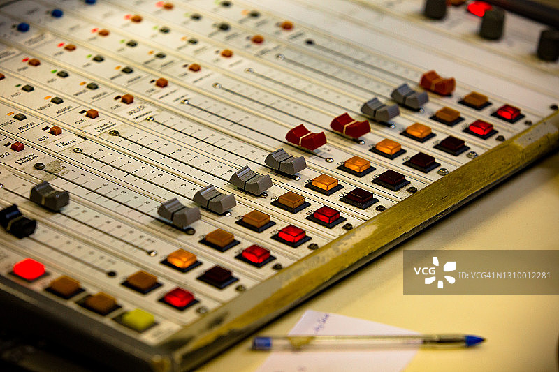 带有麦克风细节的广播工作室图片素材