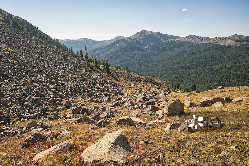 雄鹰巢穴荒野中的崎岖景观图片素材