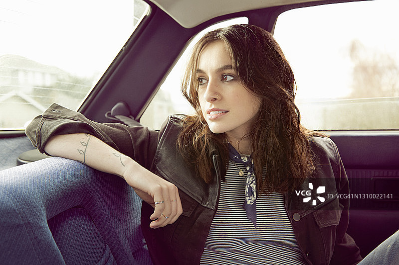 看向车窗外的美丽年轻女人图片素材