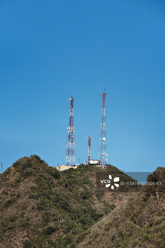 位于山顶的通信天线图片素材