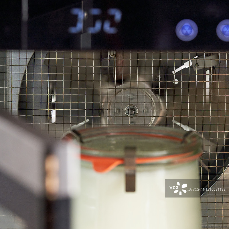 酸奶制备图片素材