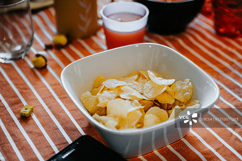 派对餐桌上的薯片特写图片素材