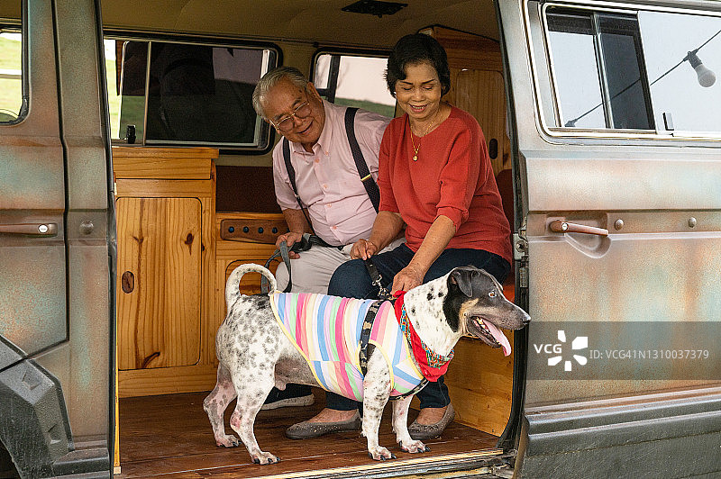 快乐的亚洲老人与狗互动图片素材