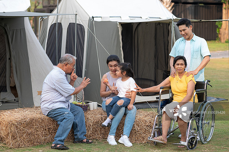 亚洲家庭野餐和露营，他们放松身心，感到快乐。图片素材