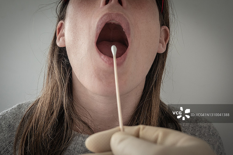 女患者进行新冠病毒检测特写图片素材