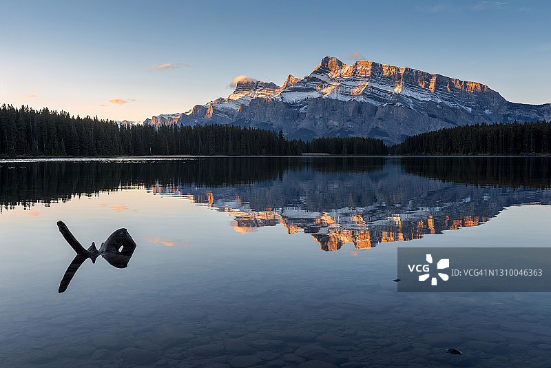 加拿大阿尔伯塔省班夫国家公园双杰克湖的清晨美景图片素材