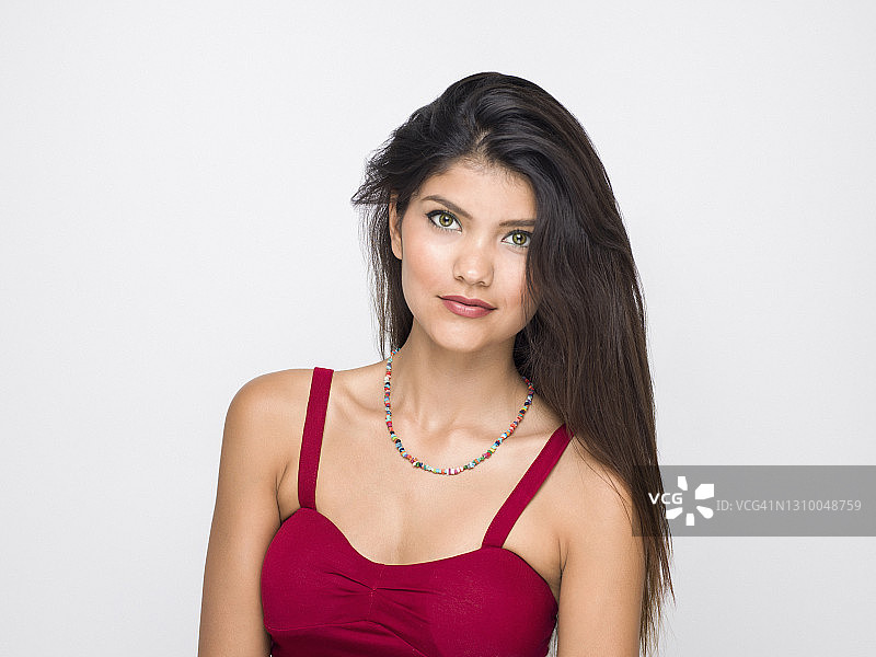 年轻女人灰色背景肖像图片素材