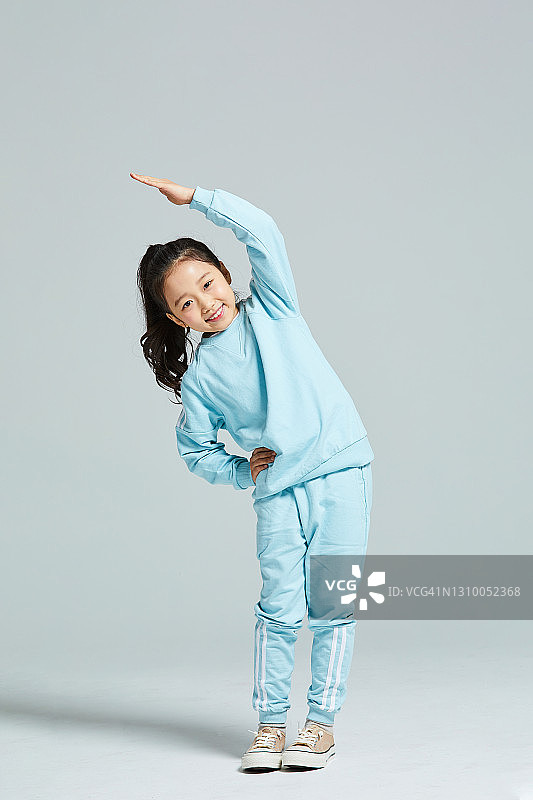 伸展身体的女孩图片素材