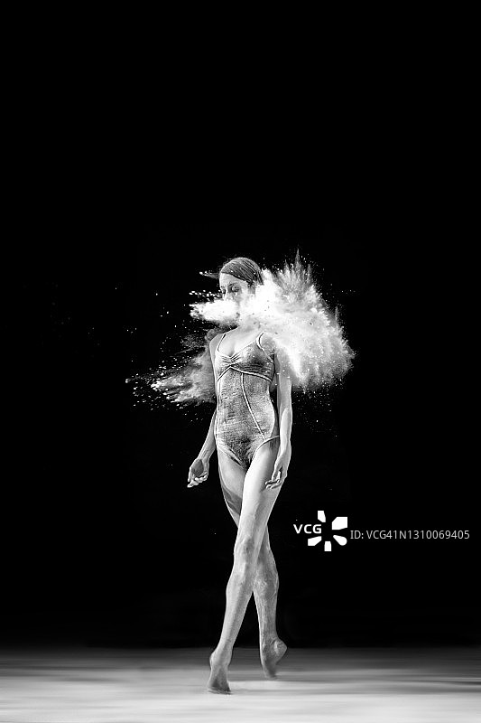 与粉末共舞的美丽芭蕾舞女演员图片素材