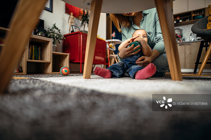 母子在地板上玩耍图片素材