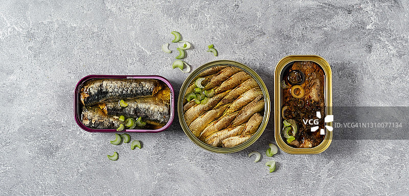 灰色背景上的罐装沙丁鱼图片素材