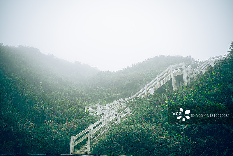 雾气缭绕的山，有白色旧楼梯图片素材
