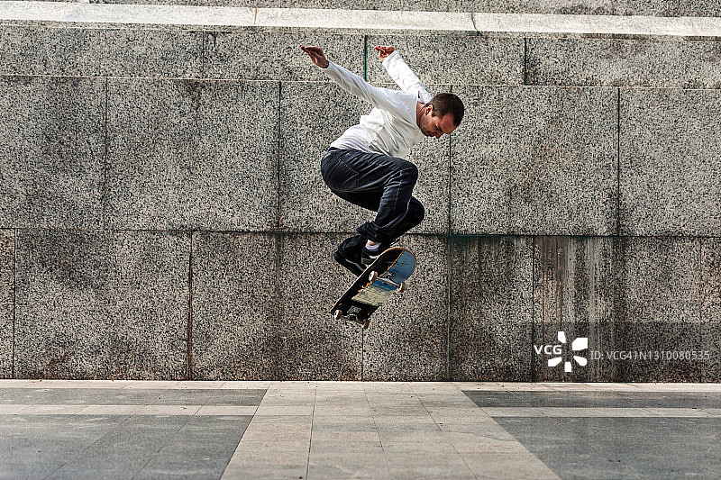 年轻男子练习滑板技巧图片素材