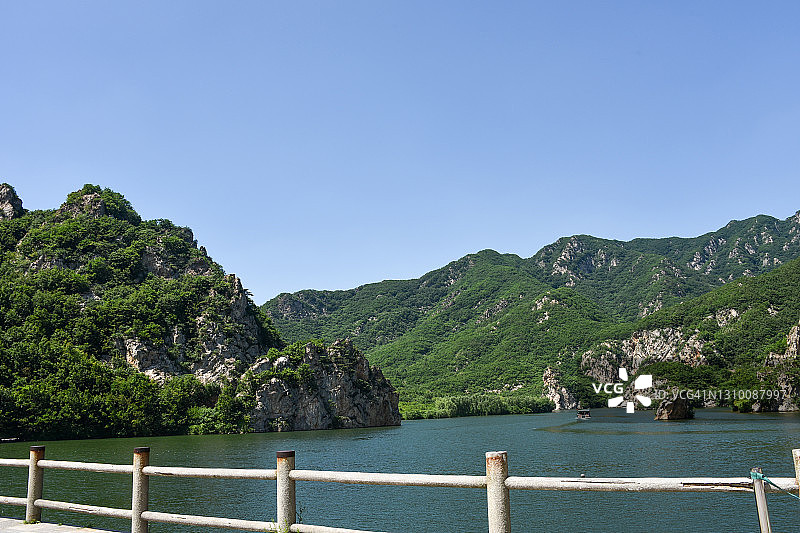 夏季的绿色山脉与湖泊图片素材