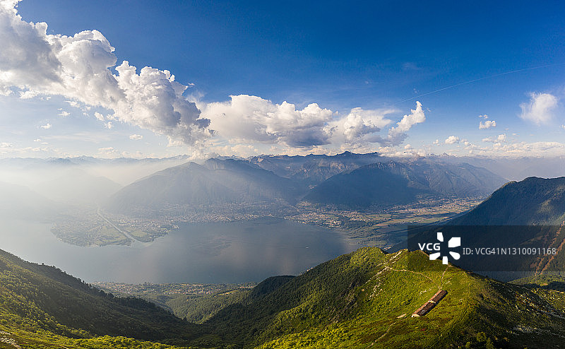 瑞士马焦雷湖及阿斯科纳和洛迦诺镇的壮丽景色图片素材