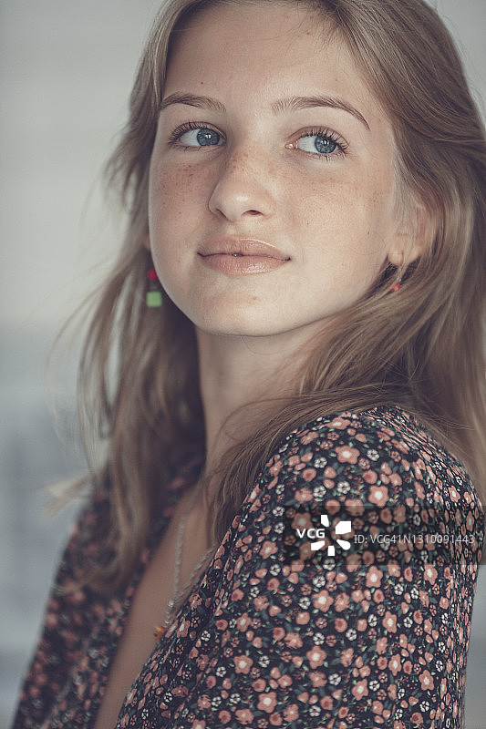 年轻女孩肖像图片素材