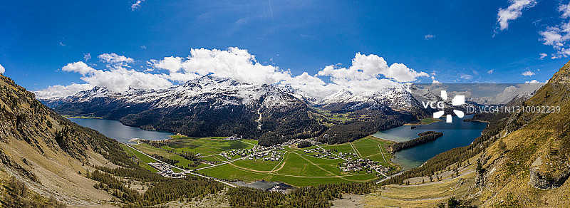 瑞士格劳宾登州恩嘎丁山谷的壮丽航拍全景图片素材