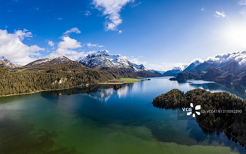 瑞士格劳宾登州锡尔斯湖和科尔瓦奇峰图片素材