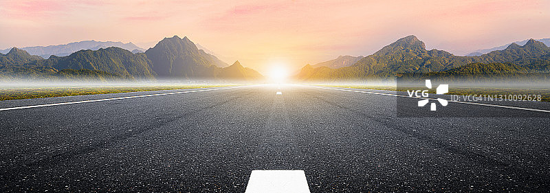 具有城市和自然风光的建筑走廊图片素材