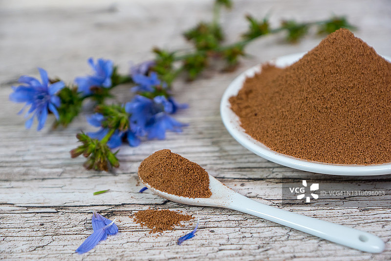 小盘子里的菊苣粉、咖啡粉或可可粉图片素材