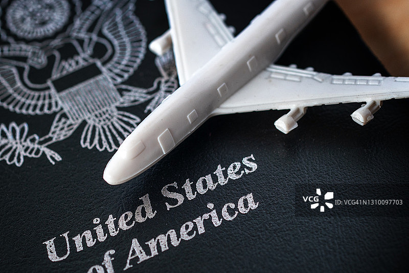 飞机与护照2.5D图图片素材