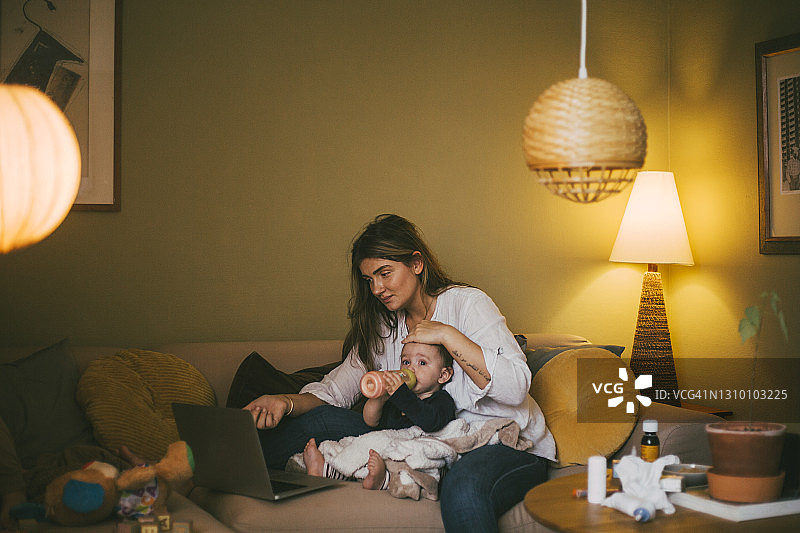 疫情期间，和妈妈在客厅的女婴图片素材