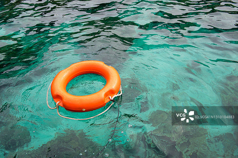 漂浮在水面上的救生圈图片素材