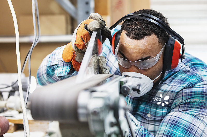 塑料厂的工人使用砂光机图片素材