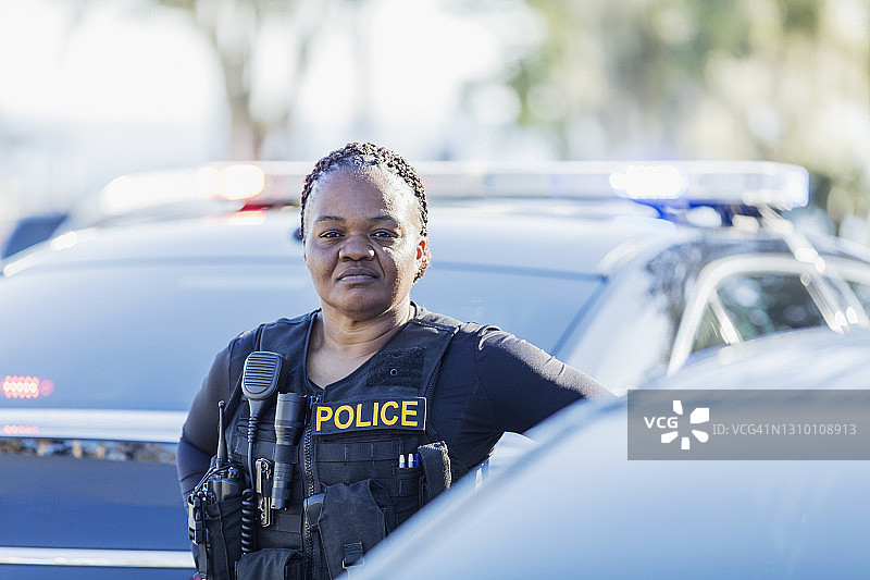 非裔美国女警察在巡逻车旁图片素材