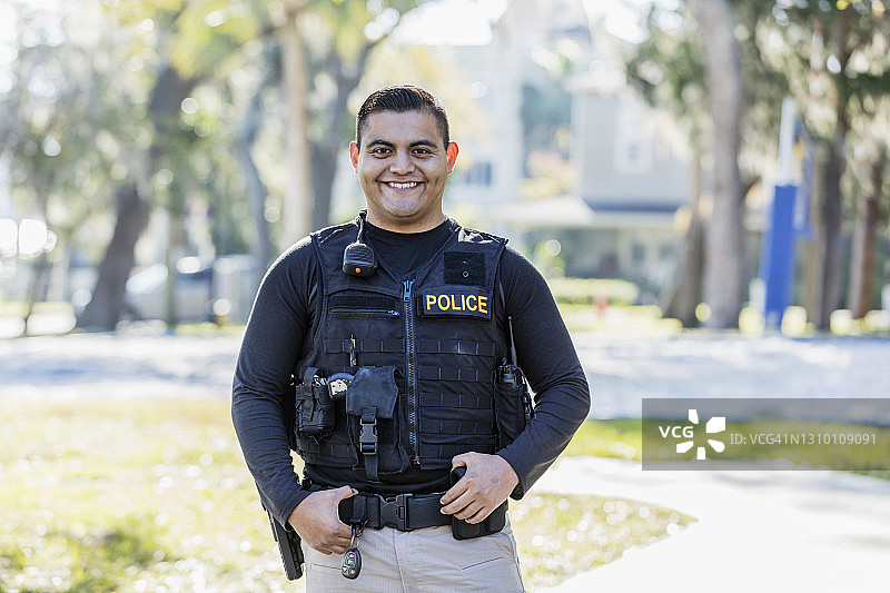 西班牙裔警察徒步巡逻图片素材