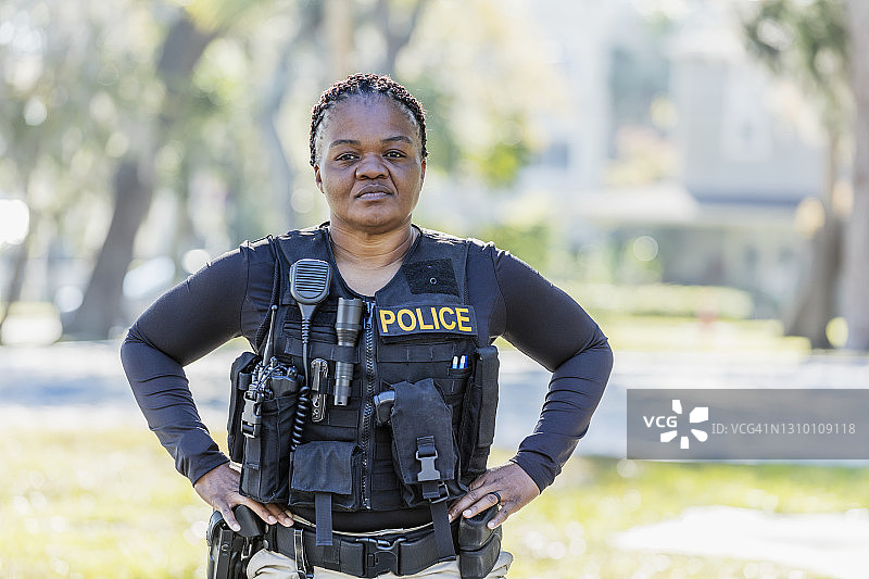 非洲裔女警察徒步巡逻图片素材