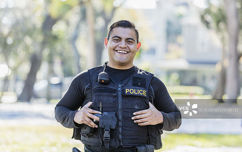 西班牙裔警察徒步巡逻图片素材