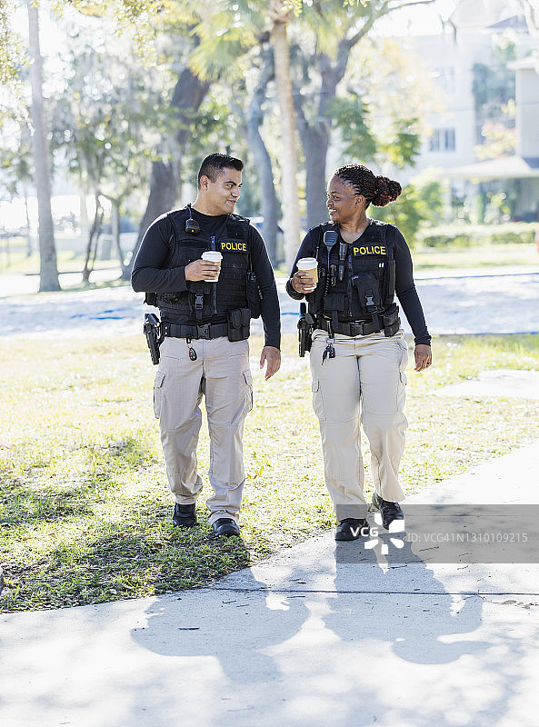 两名警察在社区里行走图片素材