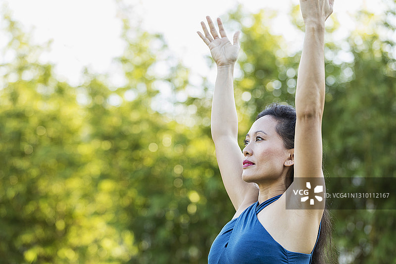 亚洲女性做山式瑜伽图片素材