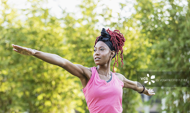 在户外做瑜伽的非裔美国女人图片素材