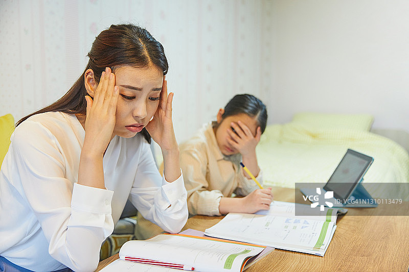 孩子在家学习，妈妈感到压力图片素材