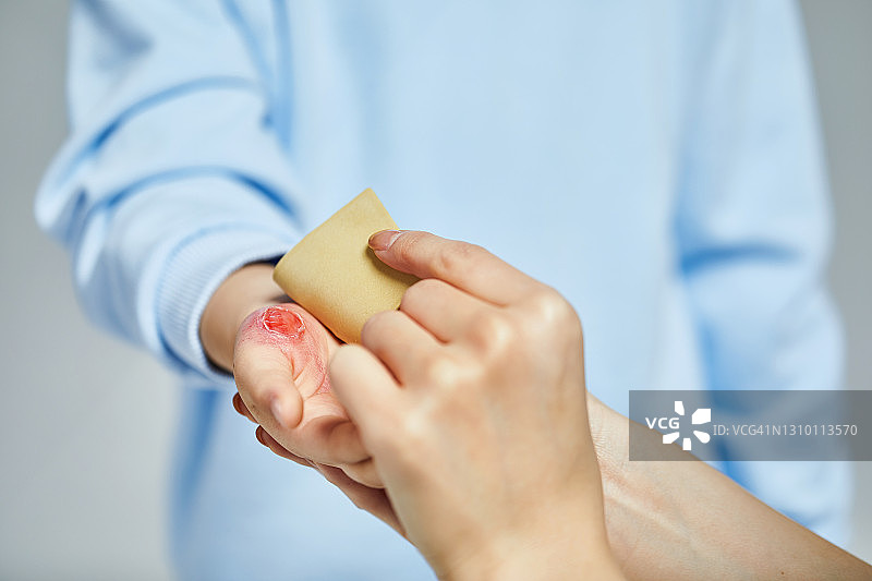 包扎伤口图片素材