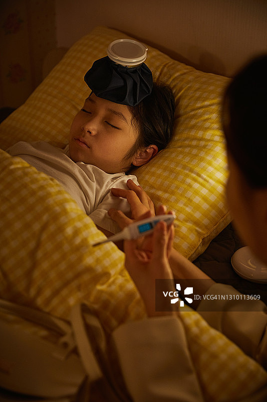 生病的孩子和工作的母亲图片素材