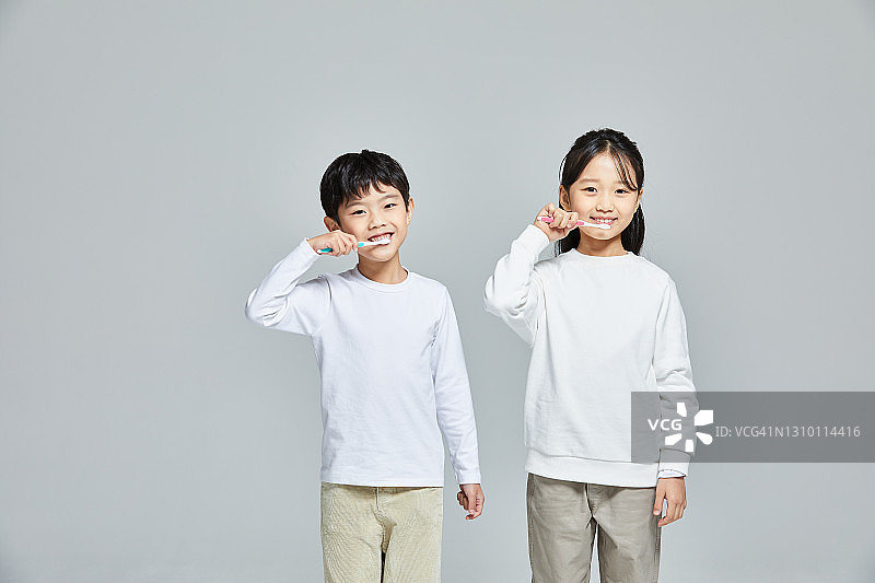 孩子们拿着牙刷图片素材